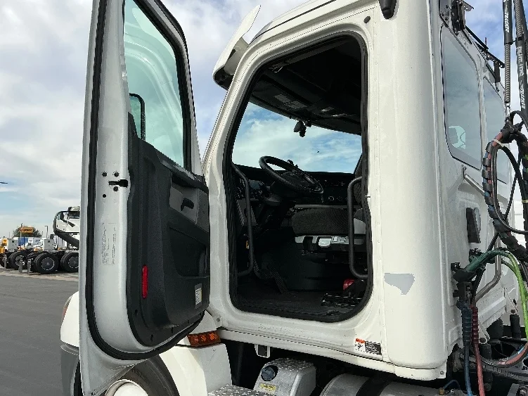 2020 Freightliner Cascadia in Stockton, CA — photo 9