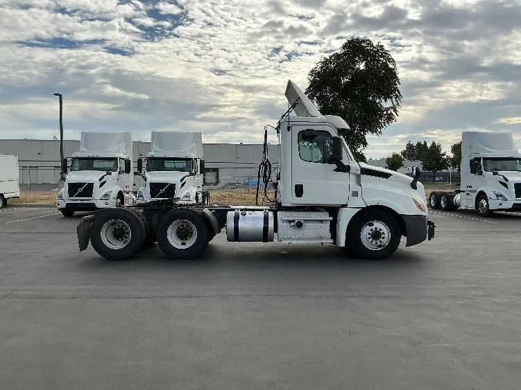 2020 Freightliner Cascadia in Stockton, CA — photo 8