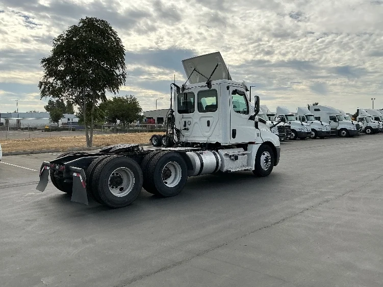 2020 Freightliner Cascadia in Stockton, CA — photo 7