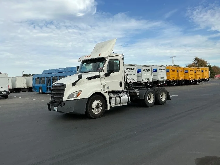 2020 Freightliner Cascadia in Stockton, CA — photo 3
