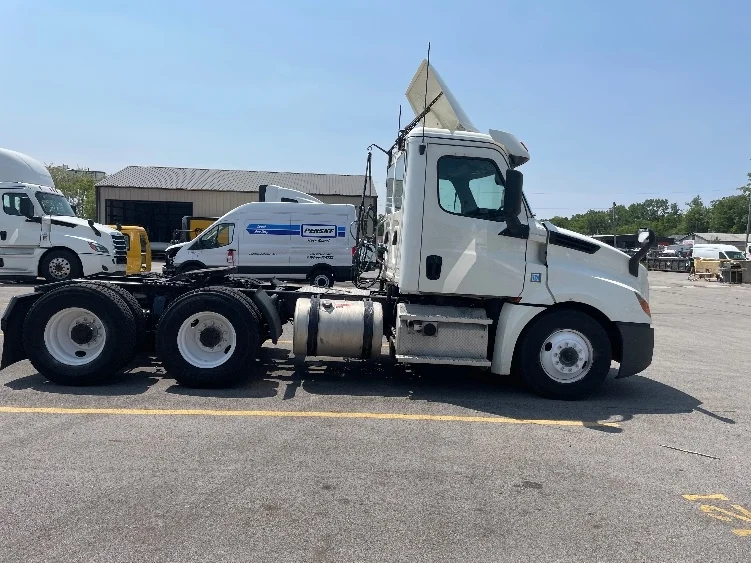2019 Freightliner Cascadia in Fort Wayne, IN — photo 8