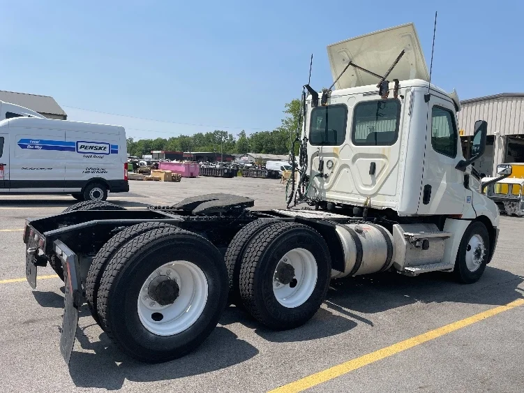 2019 Freightliner Cascadia in Fort Wayne, IN — photo 7