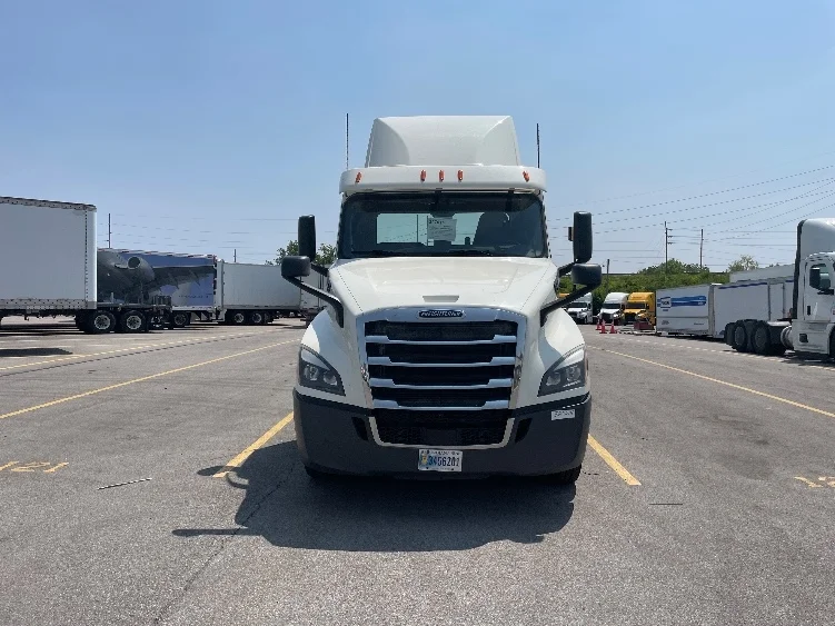 2019 Freightliner Cascadia in Fort Wayne, IN — photo 2