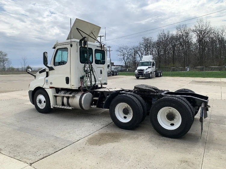 2019 Freightliner Cascadia in Fort Wayne, IN — photo 5