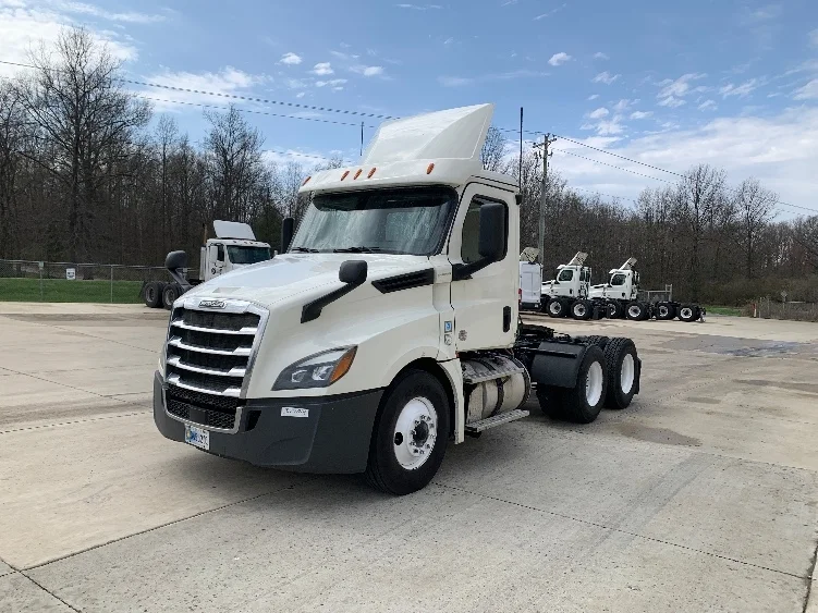 2019 Freightliner Cascadia in Fort Wayne, IN — photo 3