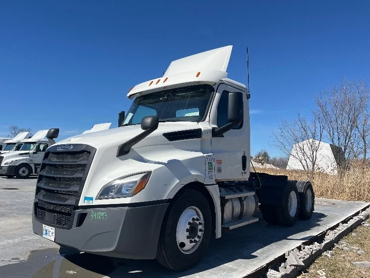 2020 Freightliner Cascadia - image 3