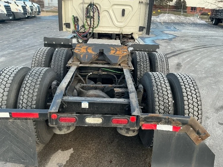 2019 Freightliner Cascadia in La Porte, IN — photo 6
