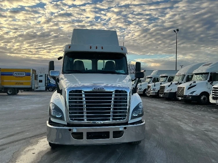 2019 Freightliner Cascadia in La Porte, IN — photo 2