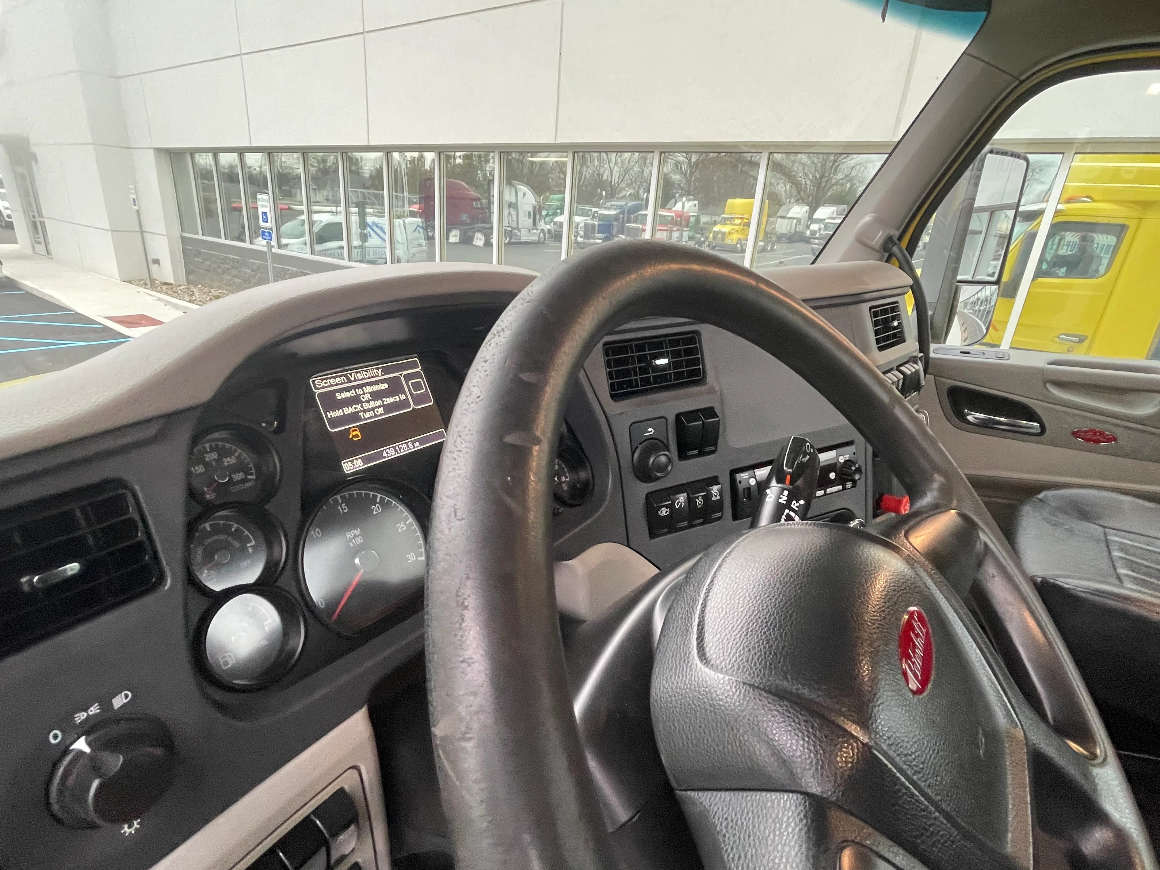 2021 Peterbilt 579 in Evansville, IN — photo 8