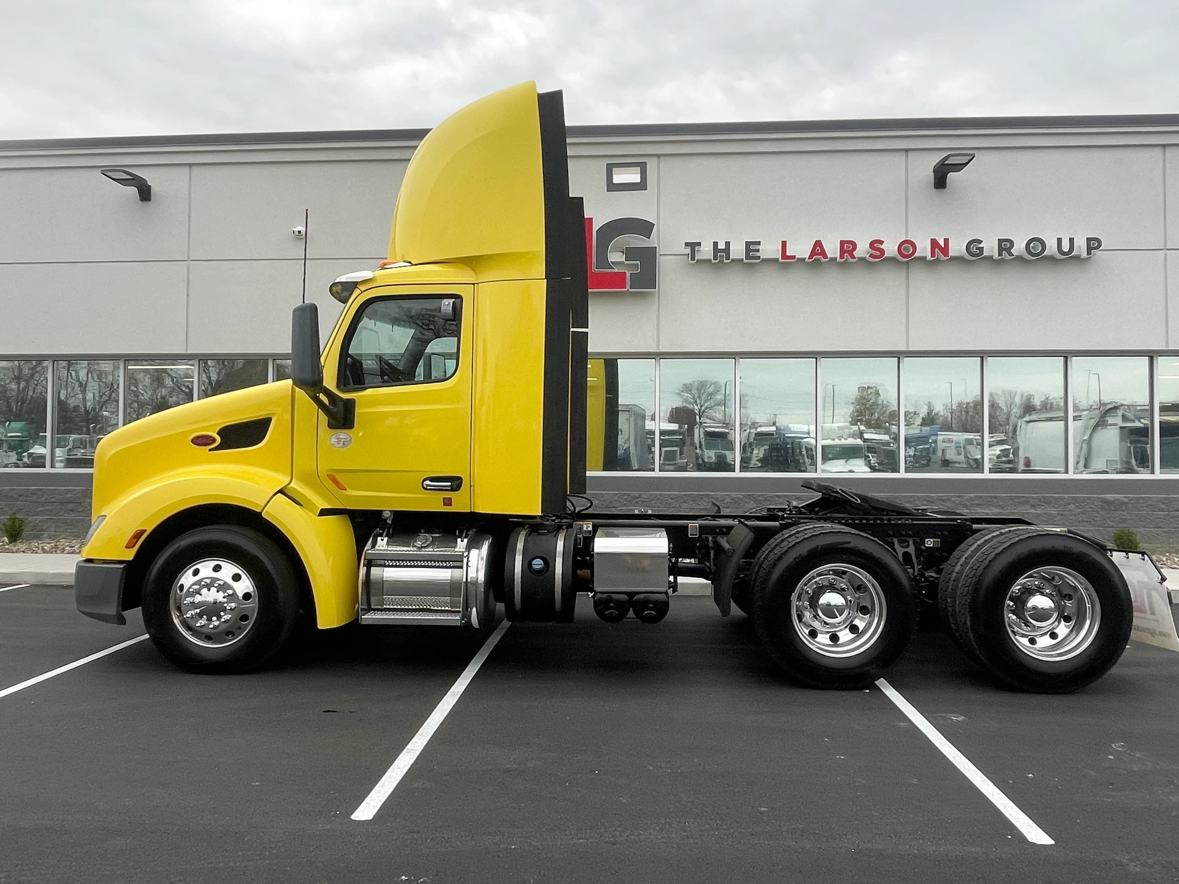 2021 Peterbilt 579 in Evansville, IN — photo 2