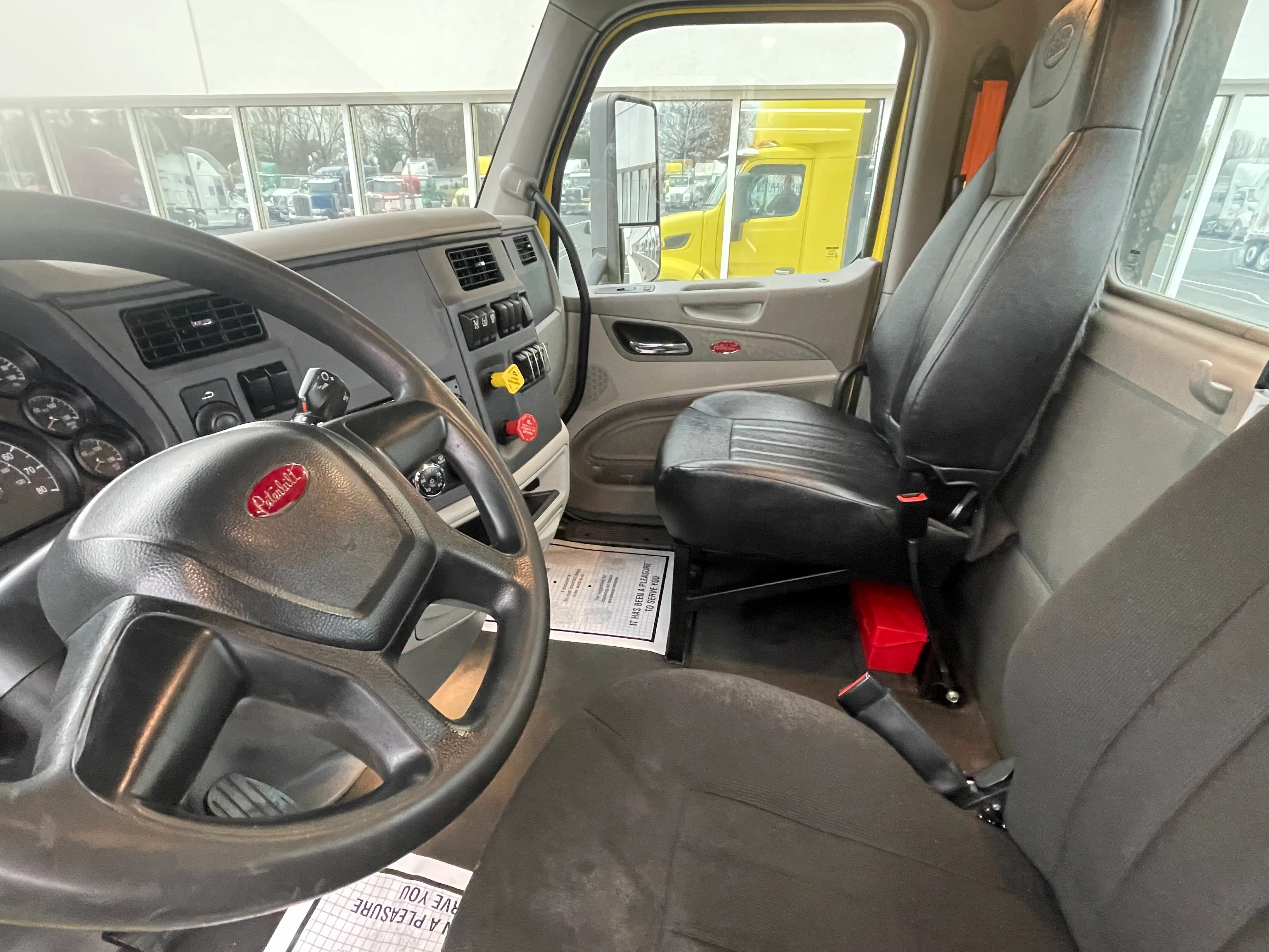 2021 Peterbilt 579 in Evansville, IN — photo 9