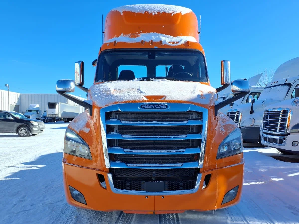 2019 Freightliner Cascadia in Minneapolis, MN — photo 2