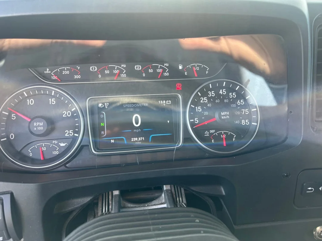 2022 International LT - image 14