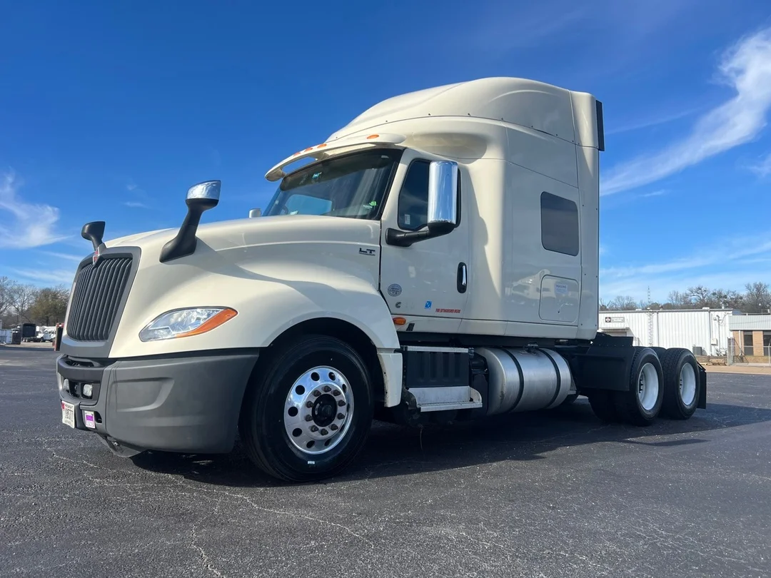 2022 International LT - image 5