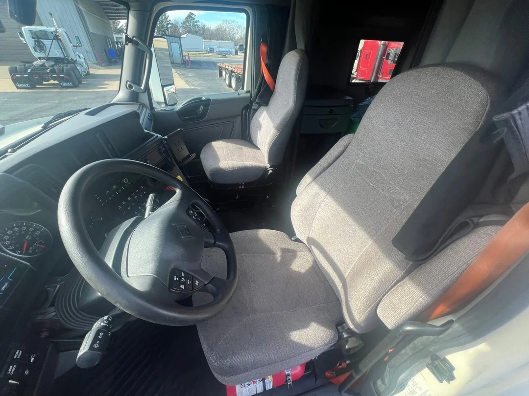 2022 International LT - image 13
