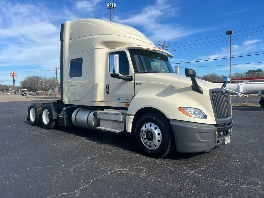 2022 International LT - image 6