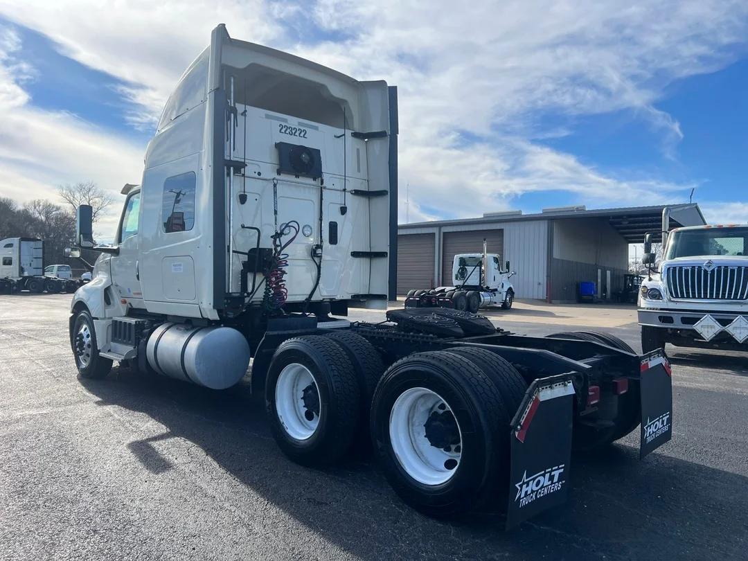 2022 International LT - image 10