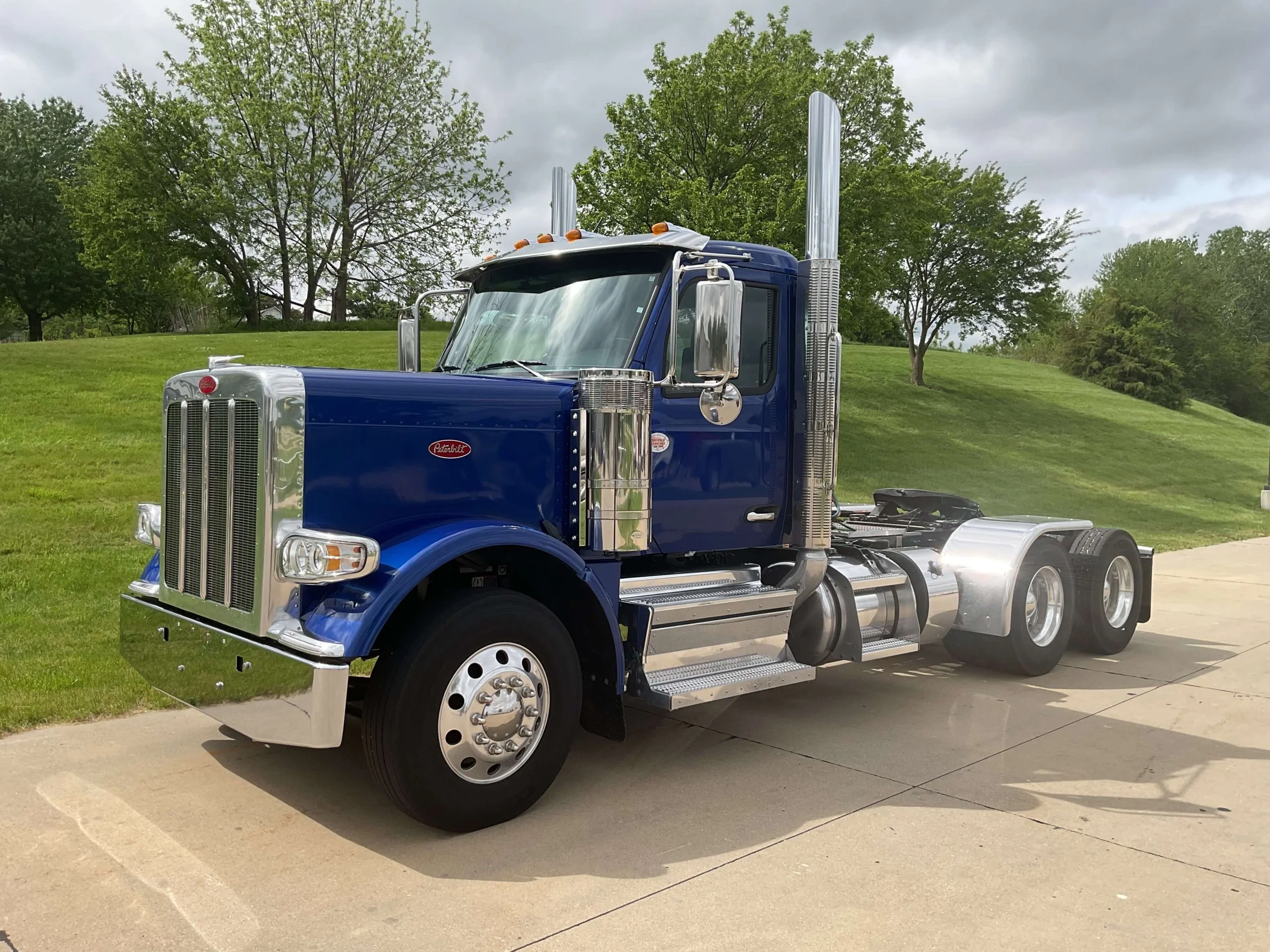 2025 Peterbilt 589 in Milwaukee, WI