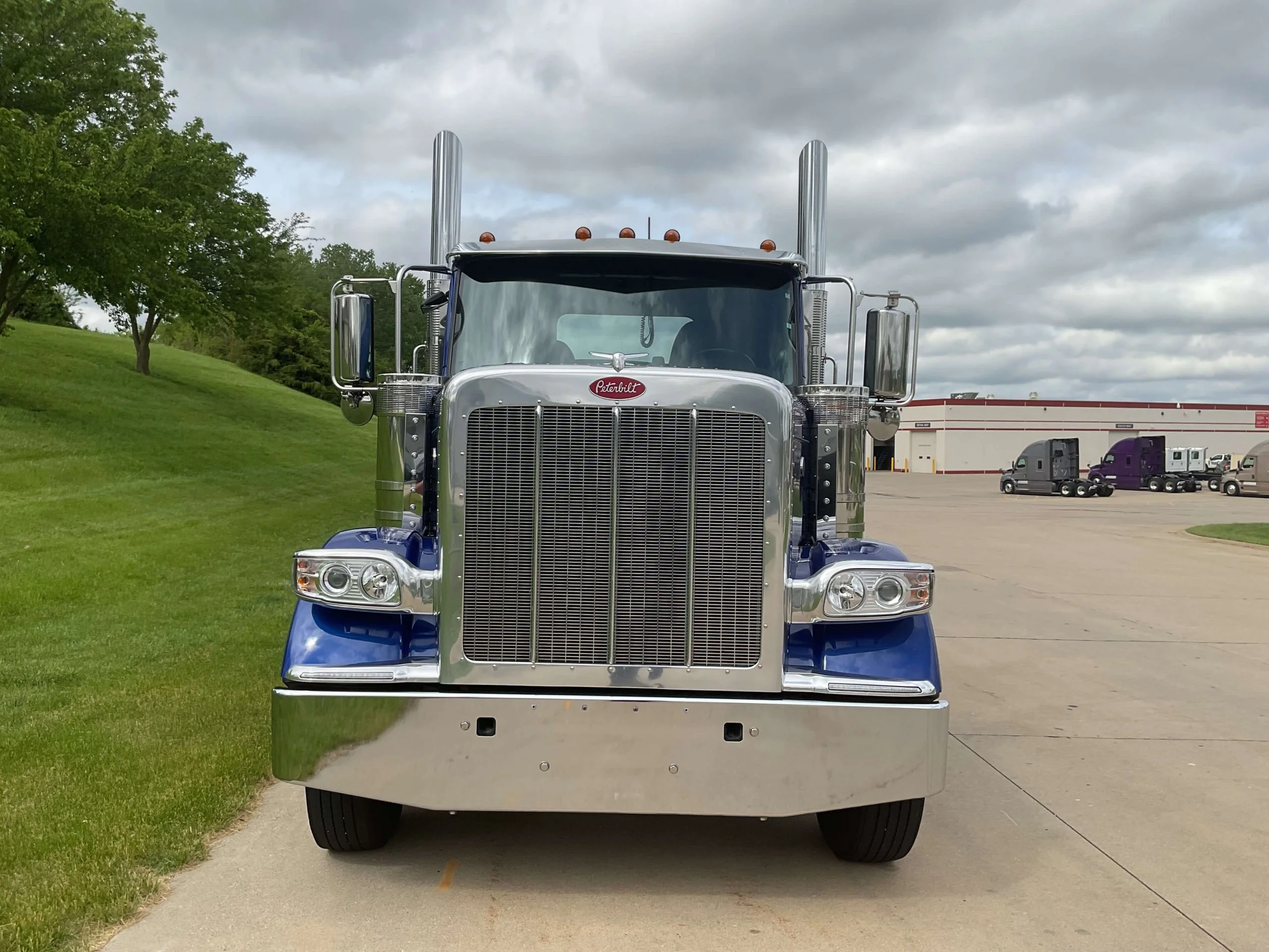 2025 Peterbilt 589 in Milwaukee, WI — photo 2