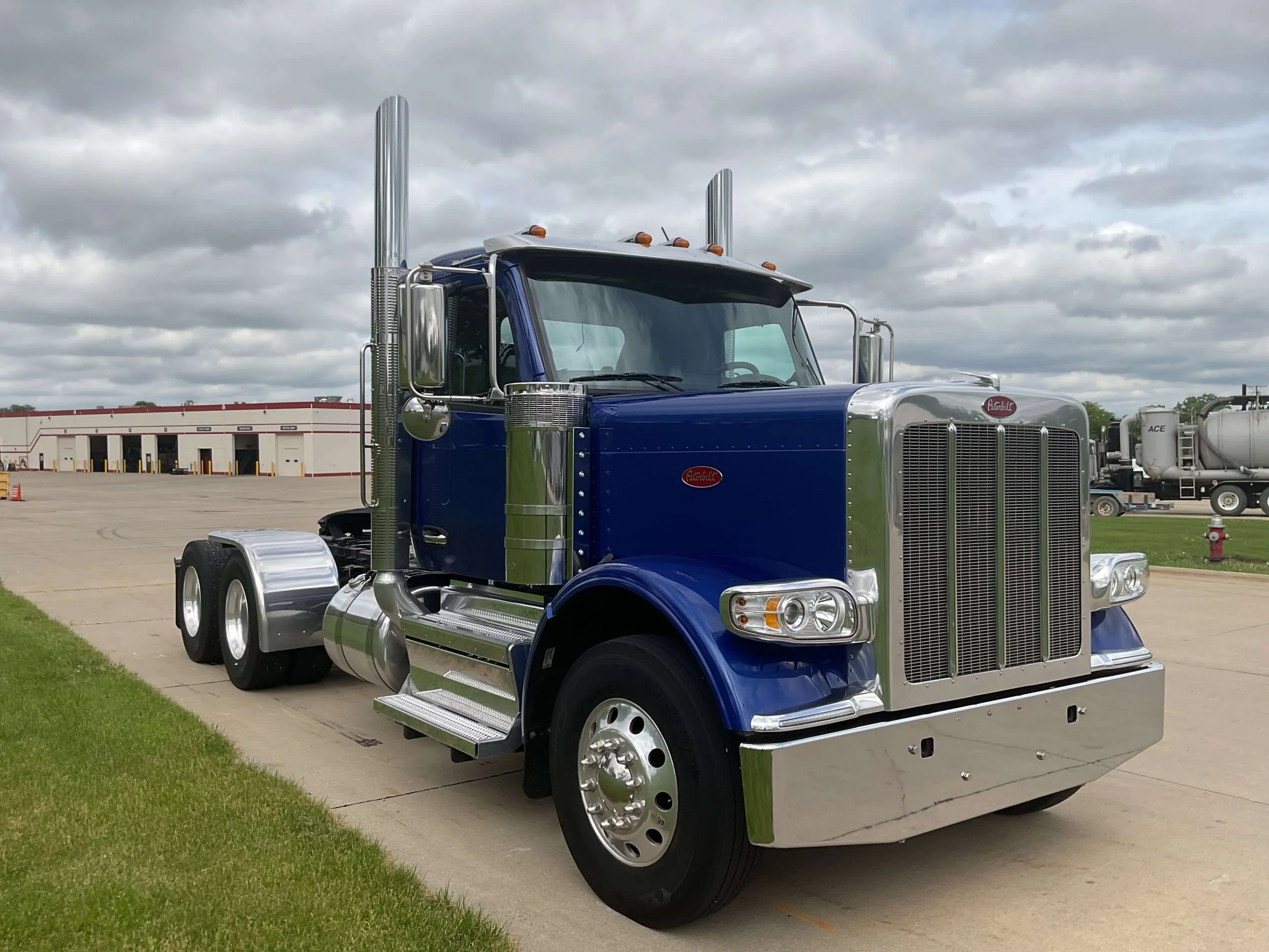 2025 Peterbilt 589 in Milwaukee, WI — photo 3
