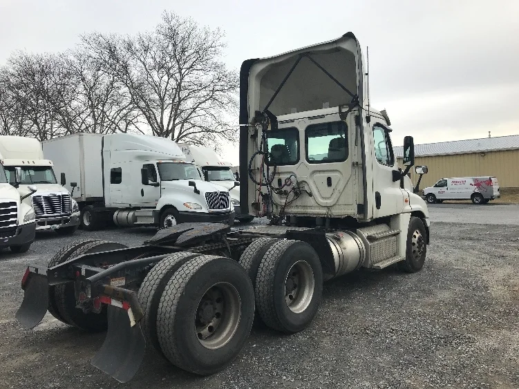 2019 Freightliner Cascadia in Harrisburg, PA — photo 7