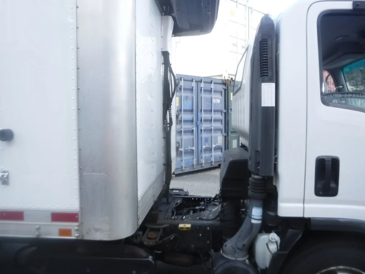 2016 Isuzu NRR - image 4