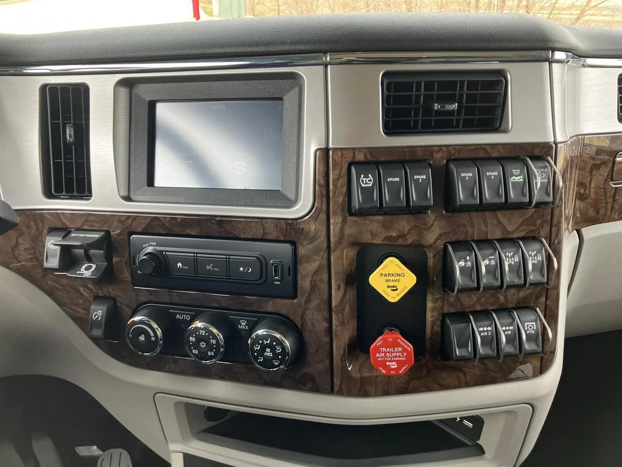 2027 Peterbilt 589 in Fargo, ND — photo 8