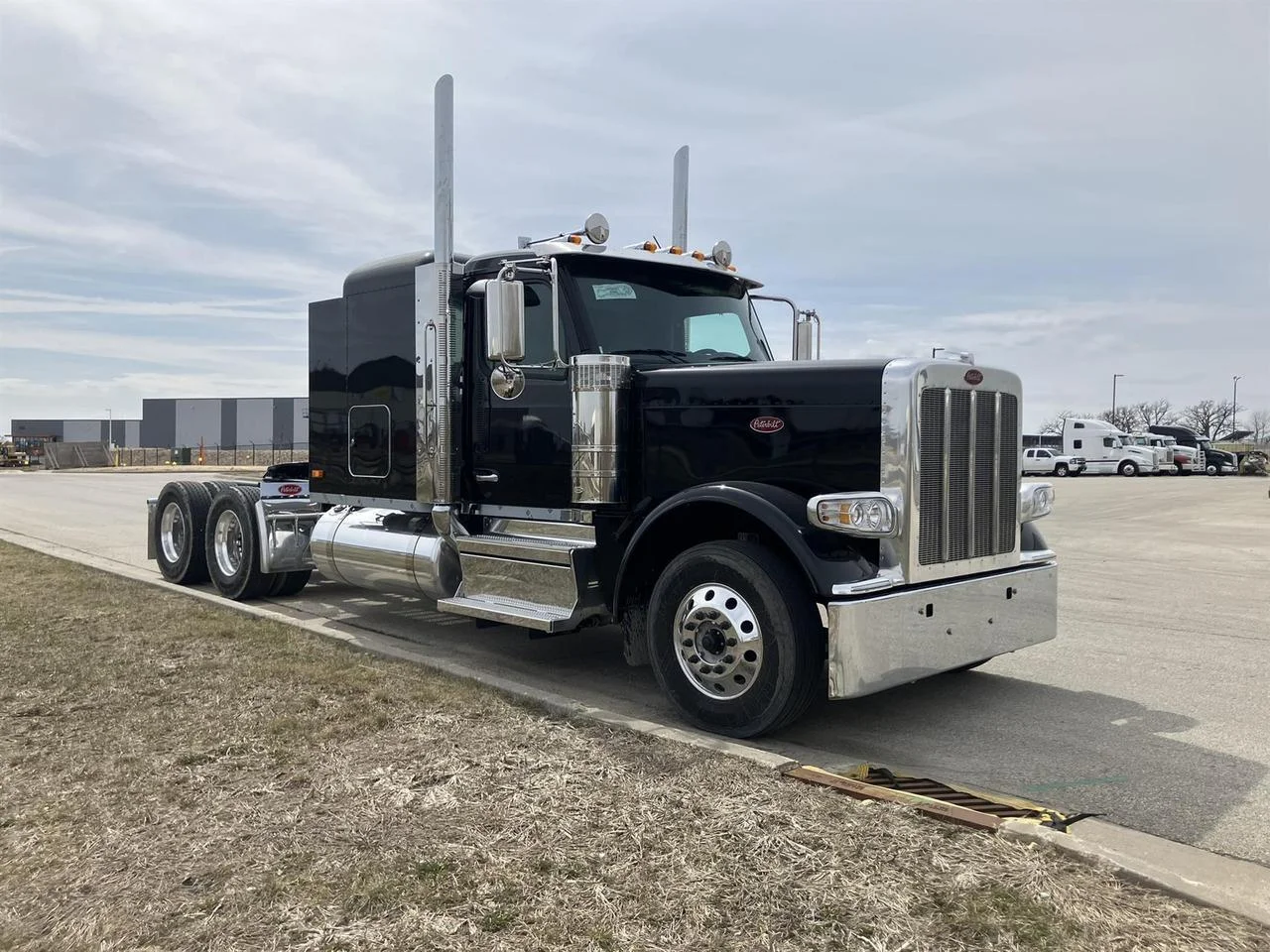 2027 Peterbilt 589 in Fargo, ND — photo 2