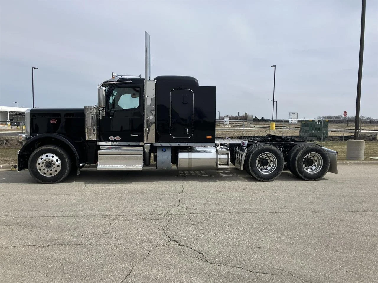 2027 Peterbilt 589 in Fargo, ND — photo 3