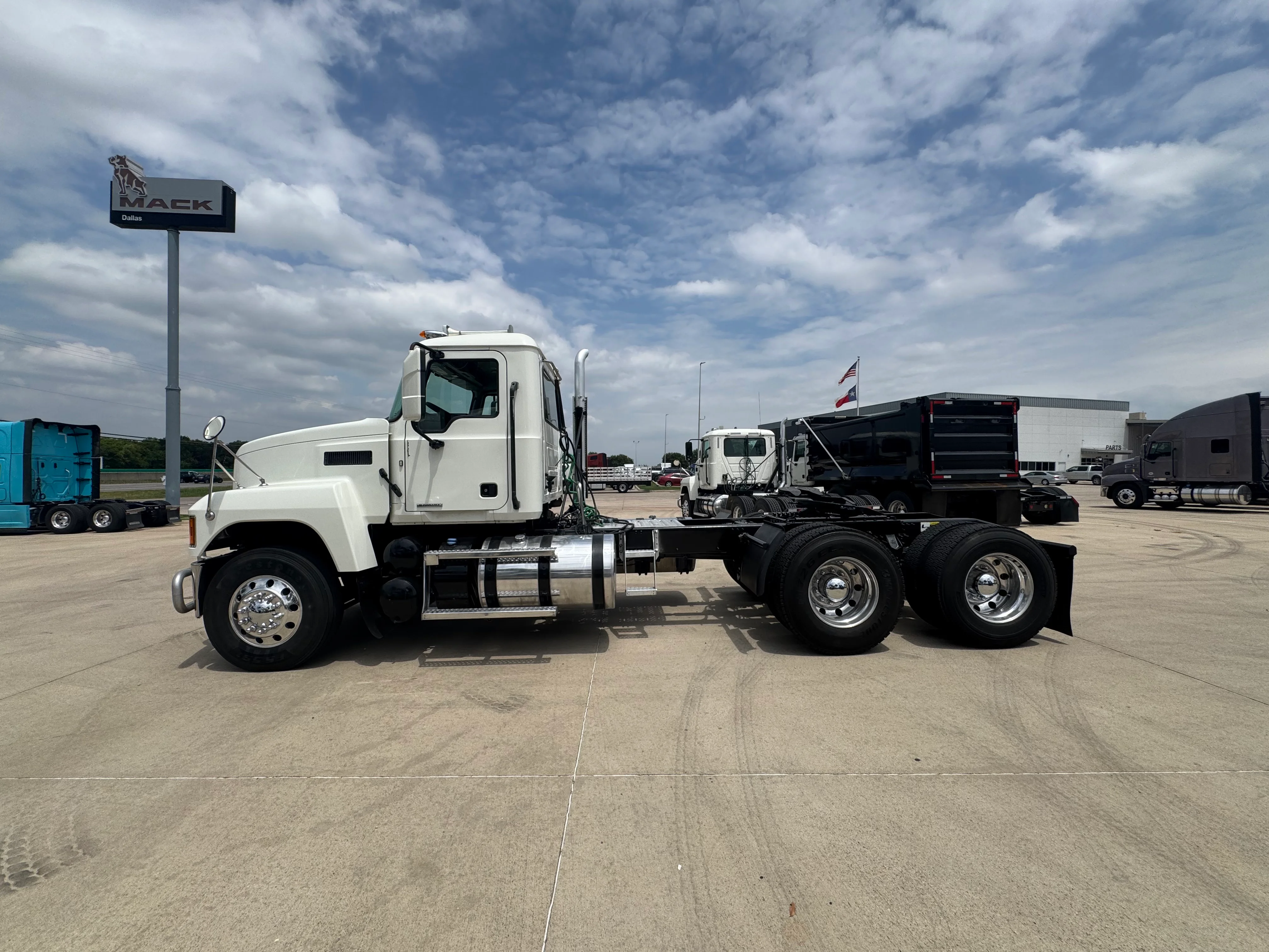 2020 Mack Pinnacle in TX — photo 2