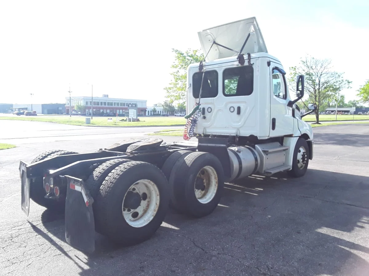 2020 Freightliner Cascadia in Hilliard, OH — photo 4