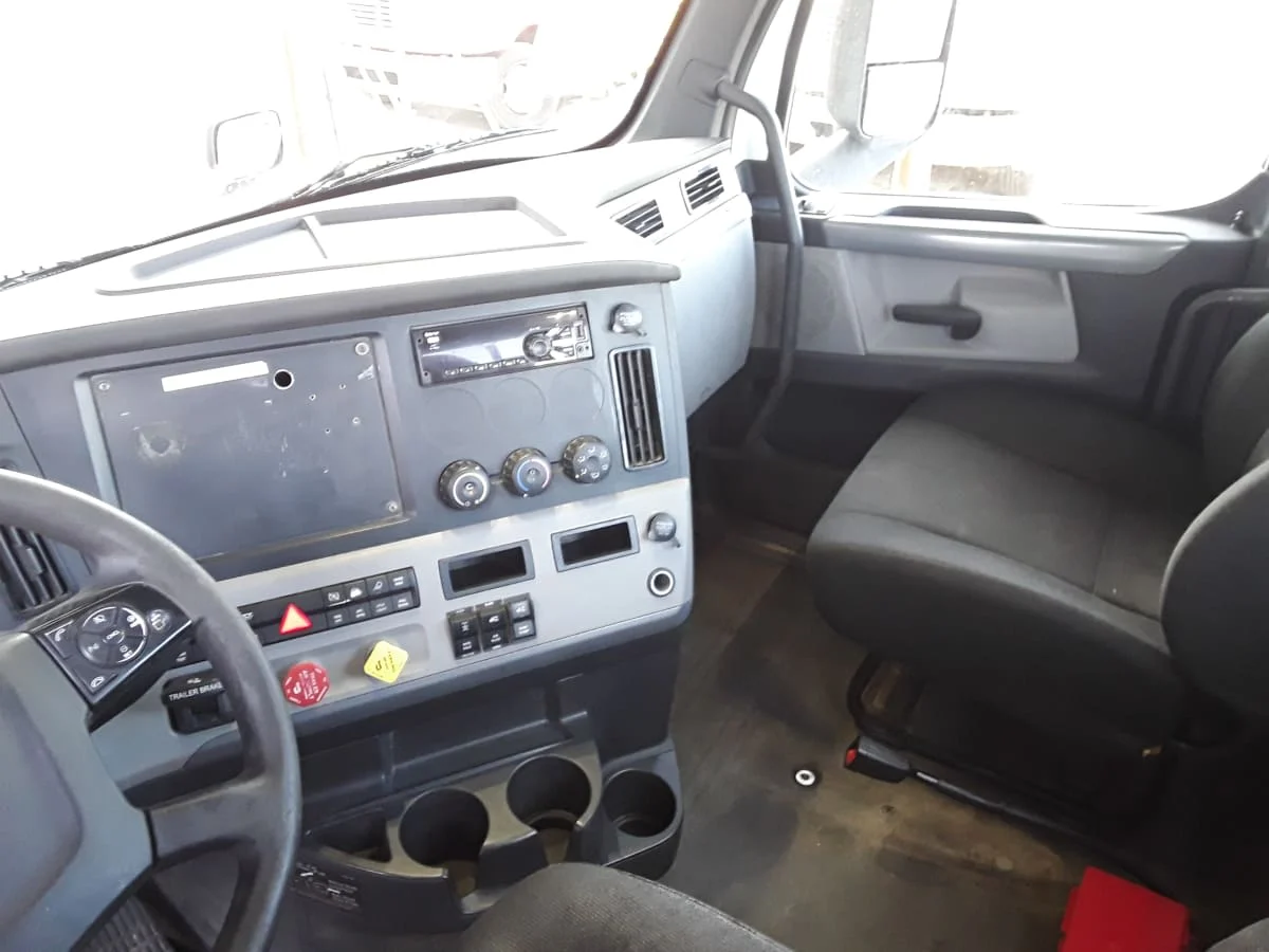 2020 Freightliner Cascadia in Hilliard, OH — photo 7