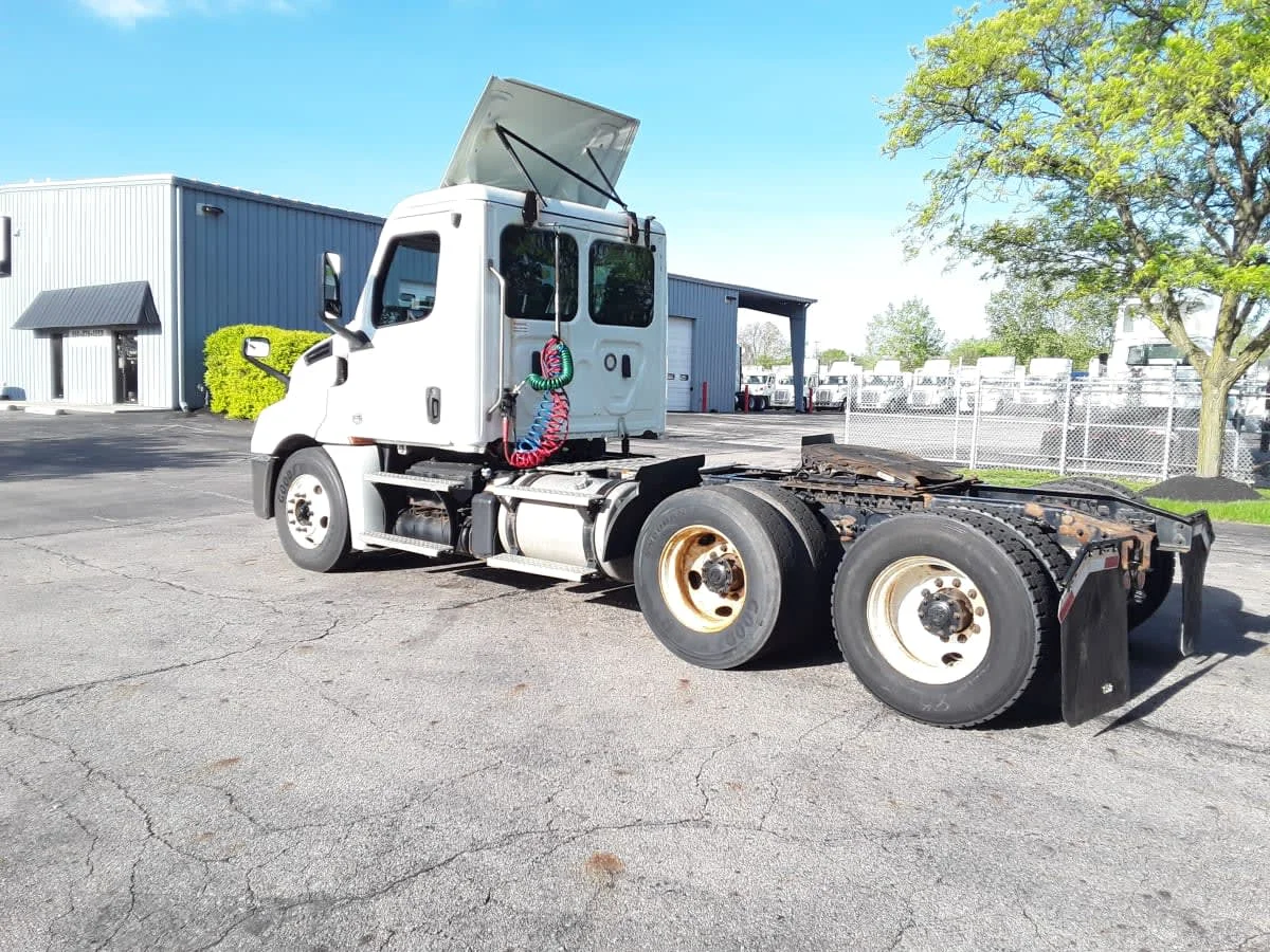 2020 Freightliner Cascadia in Hilliard, OH — photo 6