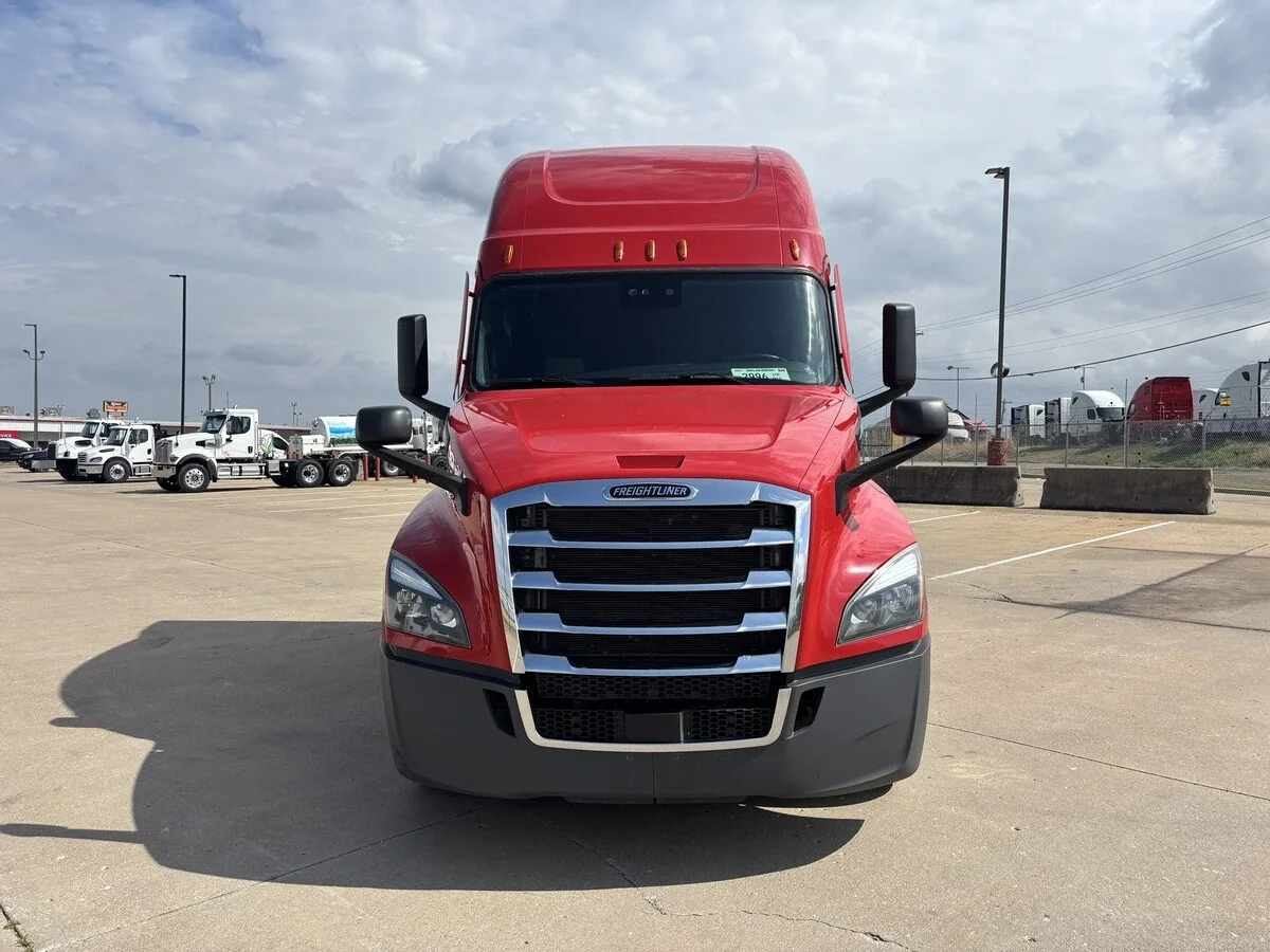 2022 Freightliner Cascadia in Tulsa, OK — photo 2
