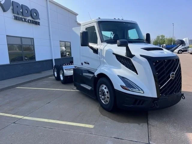 2025 Volvo VNL 300 - image 3