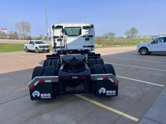 2025 Volvo VNL 300 - image 4