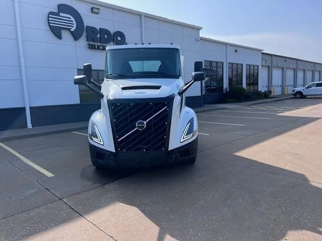 2025 Volvo VNL 300 — photo 2