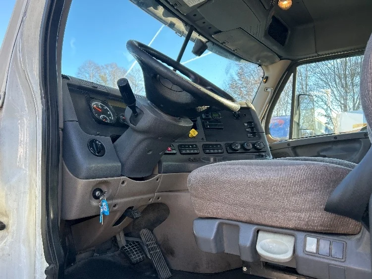 2018 Freightliner Cascadia - image 9