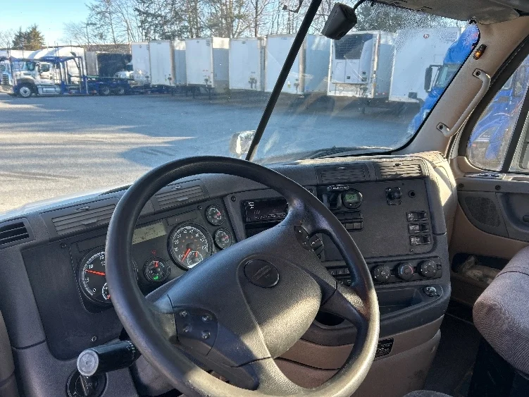 2018 Freightliner Cascadia - image 10