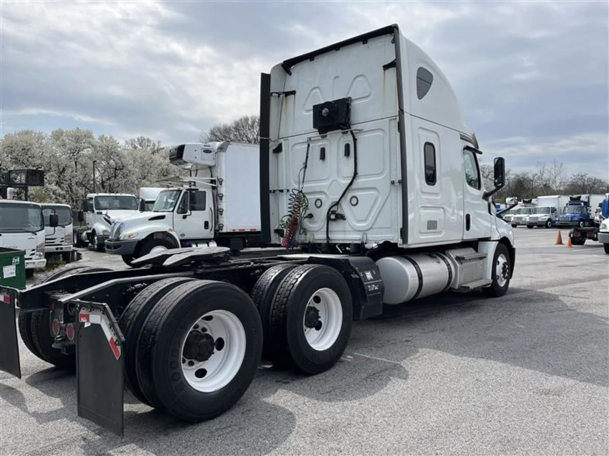 2020 Freightliner Cascadia in Beltsville, MD — photo 4