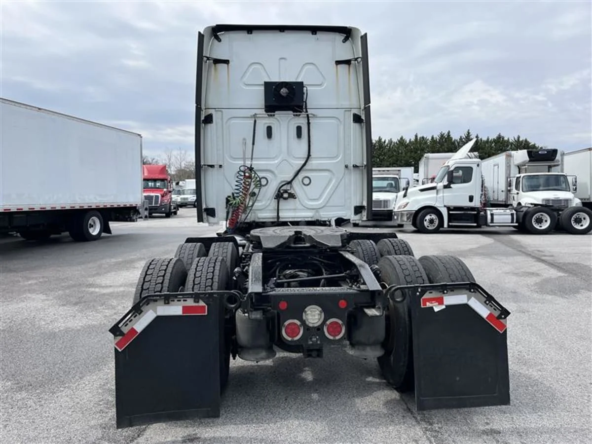 2020 Freightliner Cascadia in Beltsville, MD — photo 5