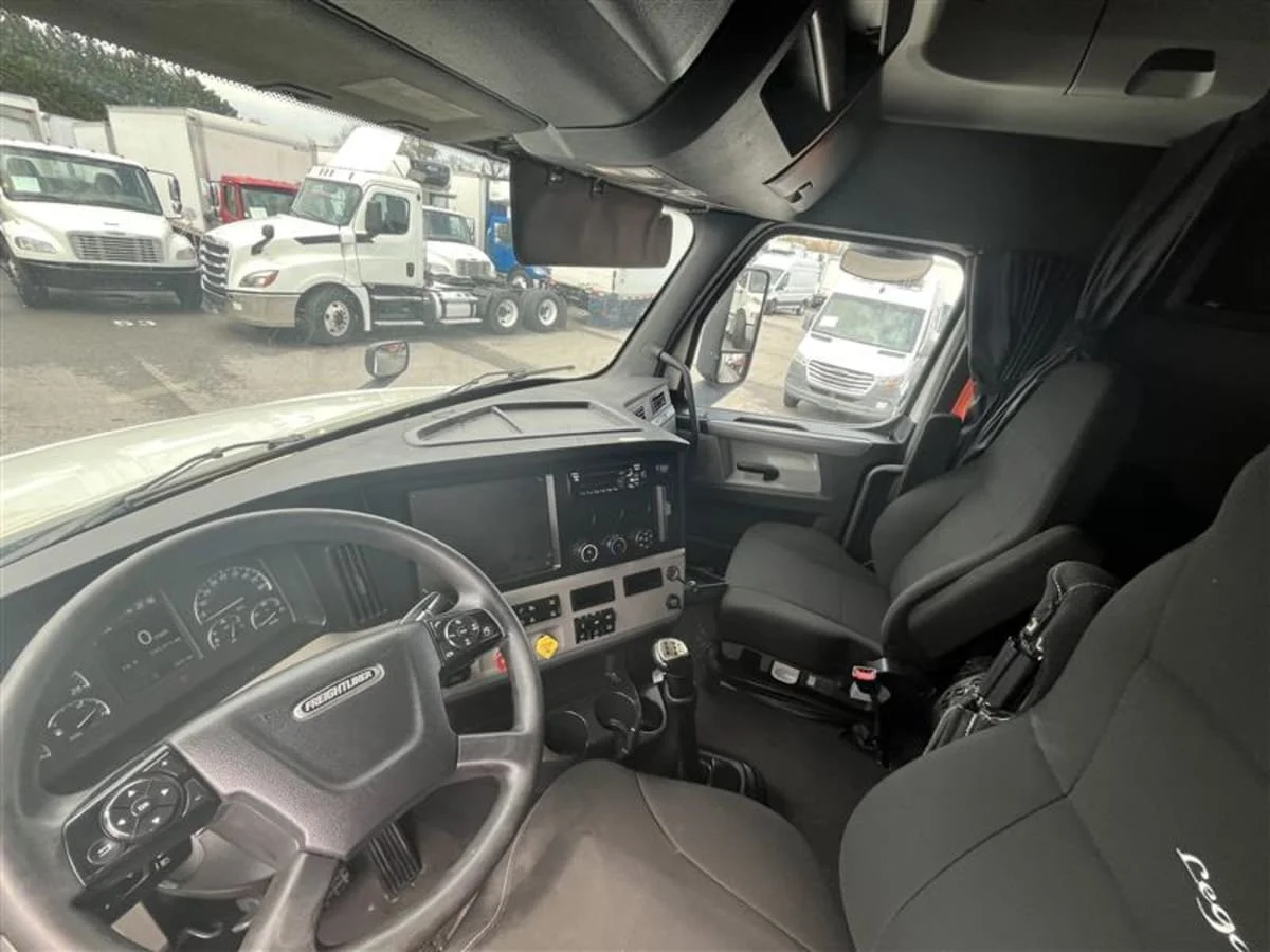 2020 Freightliner Cascadia in Beltsville, MD — photo 7