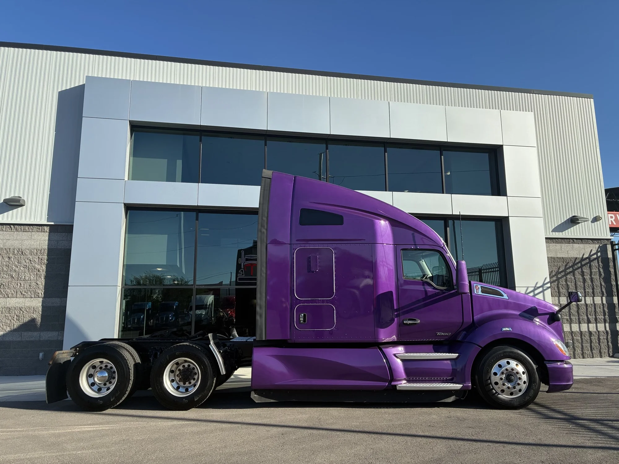 2022 Kenworth T680 in Las Vegas, NV, NV — photo 2