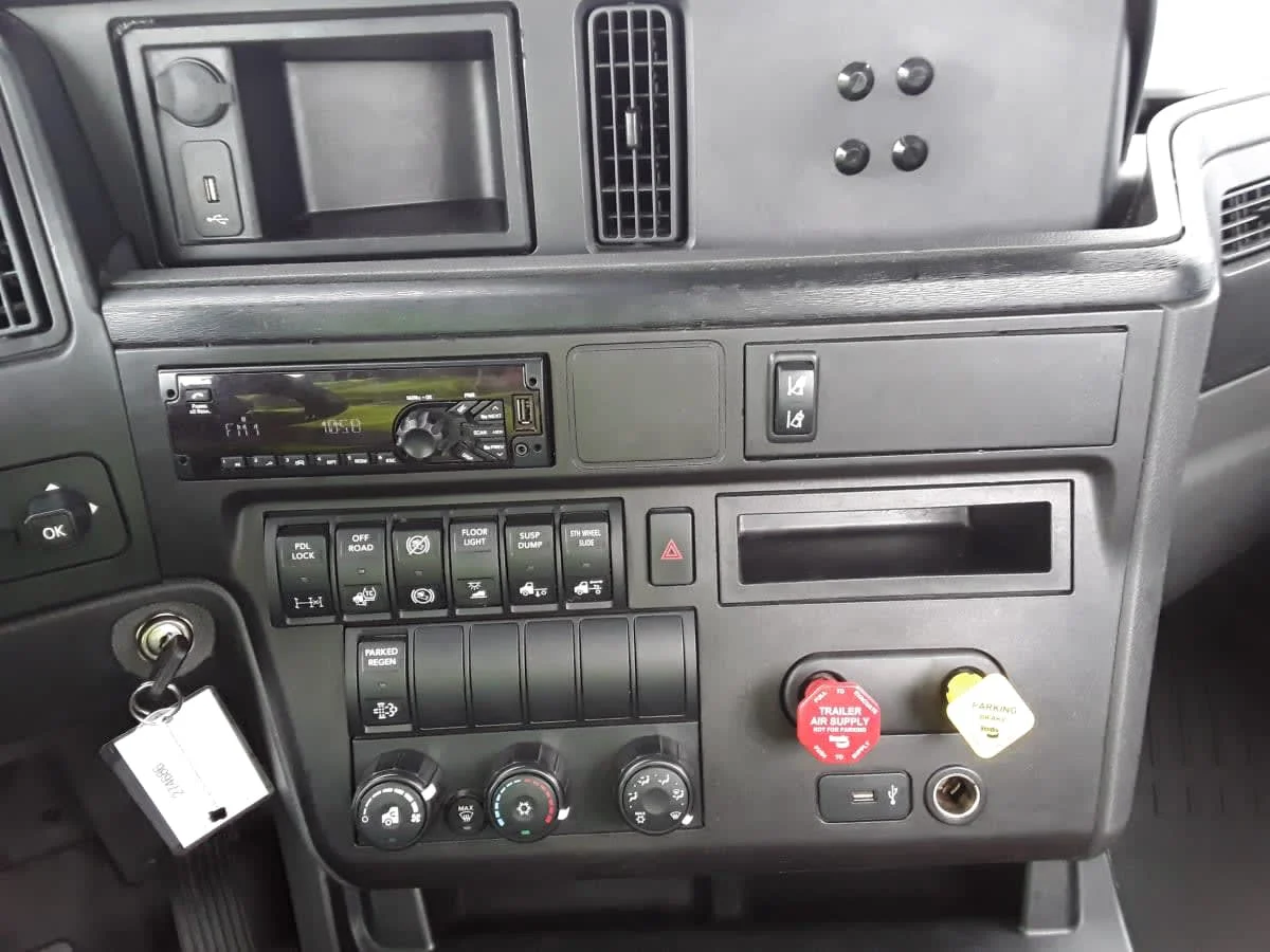 2020 International LT - image 9