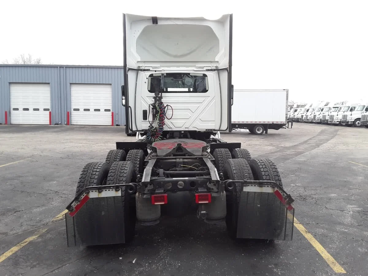 2020 International LT - image 5