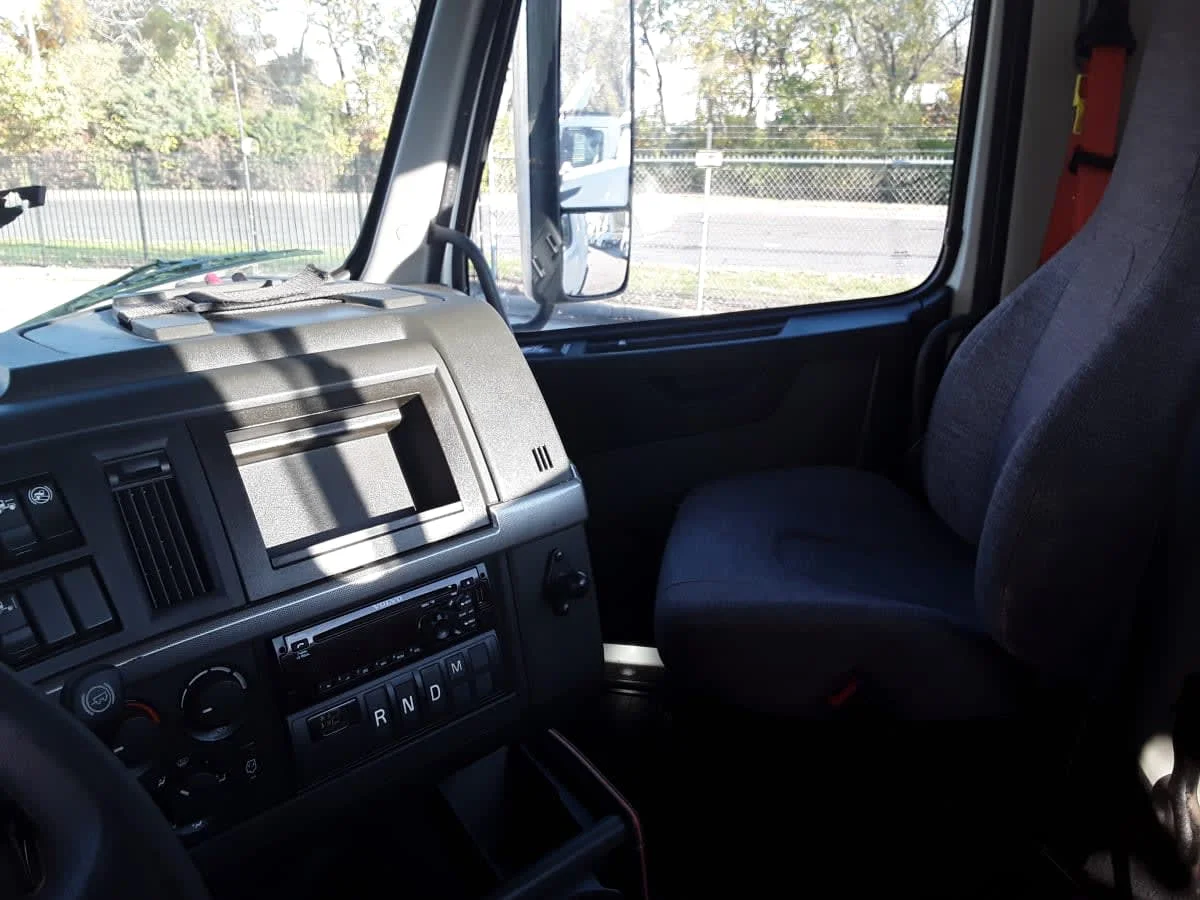 2019 Volvo VNR 660 in Kansas City, MO — photo 8