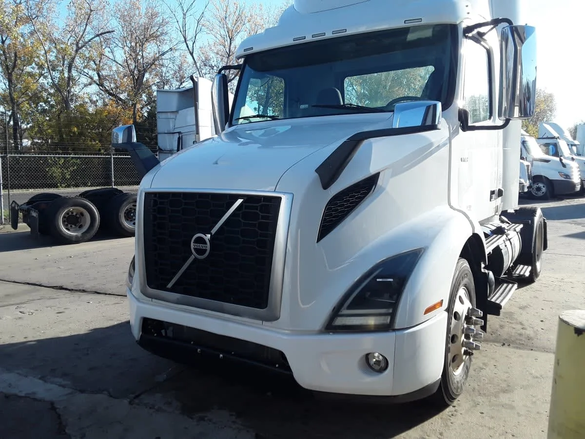 2019 Volvo VNR 660 in Kansas City, MO — photo 2