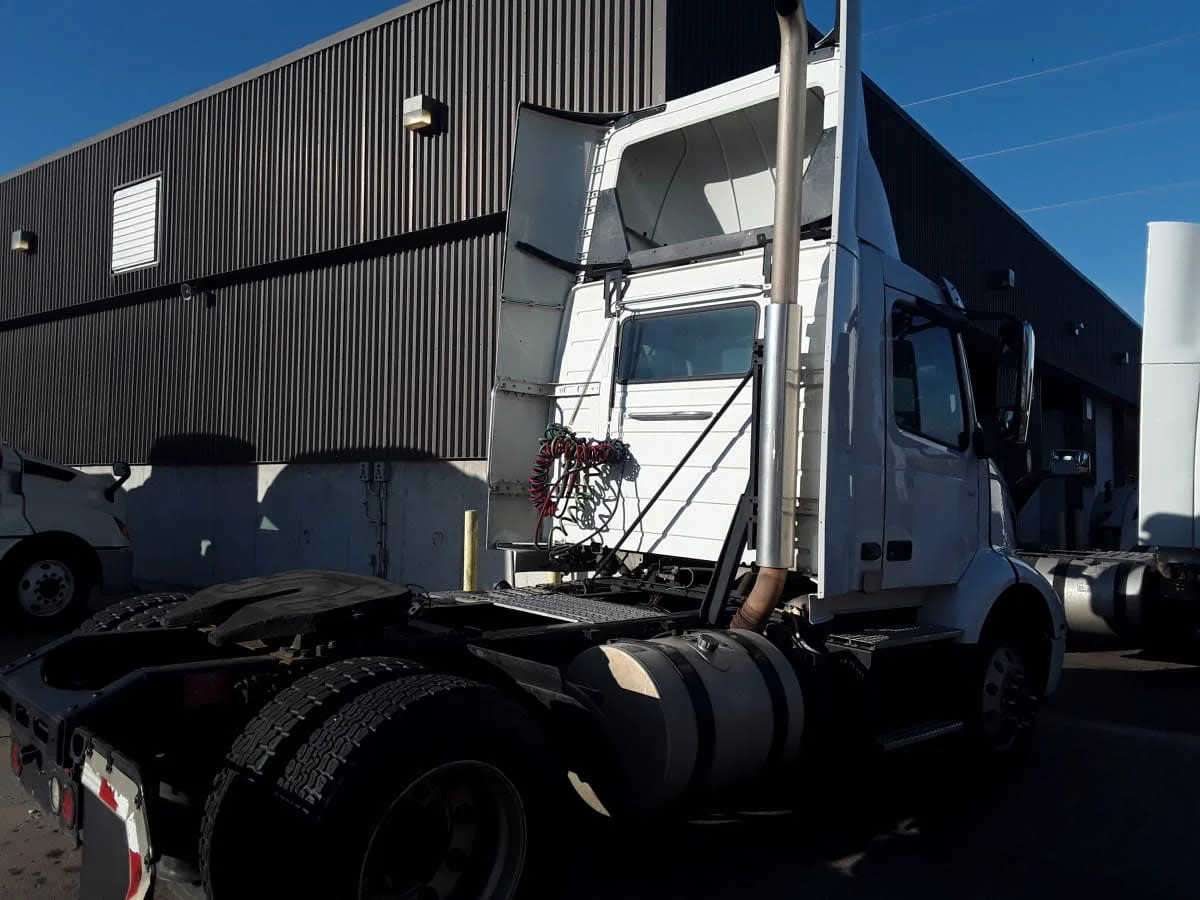 2019 Volvo VNR 660 in Kansas City, MO — photo 4