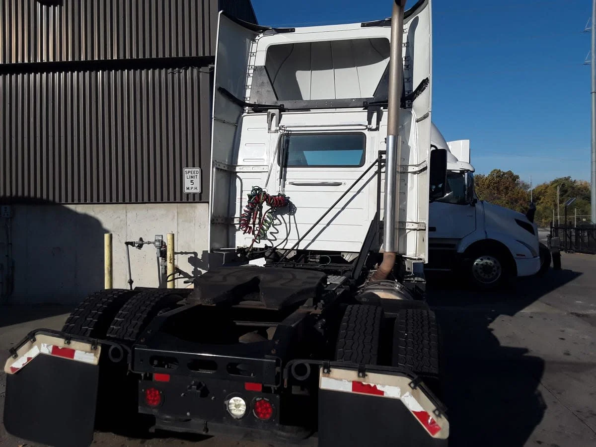 2019 Volvo VNR 660 in Kansas City, MO — photo 5