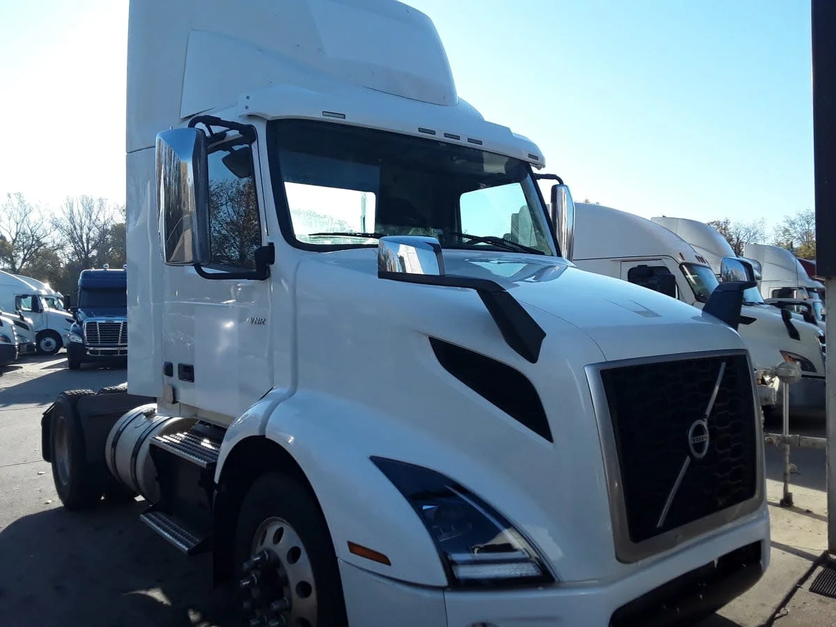 2019 Volvo VNR 660 in Kansas City, MO — photo 3